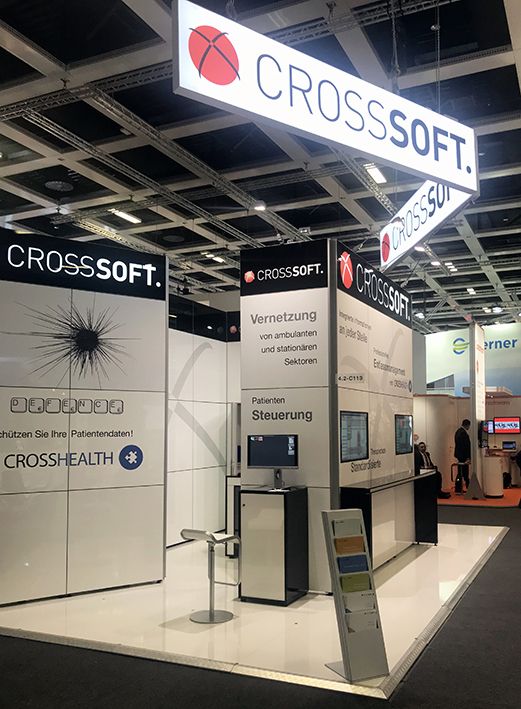 Crosssoft Messestand mit abgehängten Leuchtlogos in Leichtbau