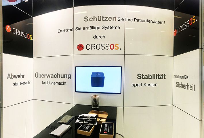 Crosssoft Messestand mit integrierten dünnen LCD-Monitoren