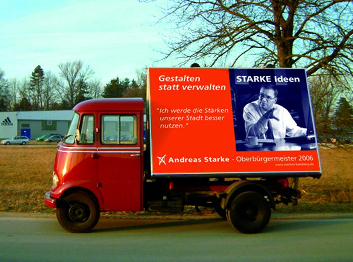 Mobile Wahlkampfwerbung vor wichtigen Locations